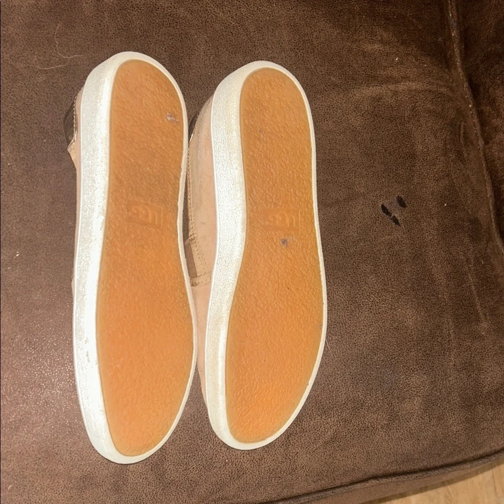 UGG elegant tan